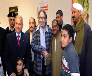 مصر اليوم - محافظ الأقصر وعمد ومشايخ المحافظة يشهدون عروض مهرجان السينما