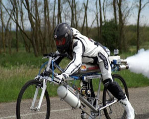   مصر اليوم - مغامر يقود دراجة بسرعة 270 كيلومترًا في الساعة