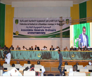   مصر اليوم - الكاف يهدد بمعاقبة مهاجم المنتخب الموريتاني الشيخ