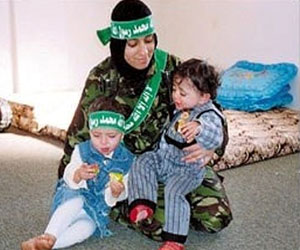   مصر اليوم - أول إمرأة فلسطينية إستشهادية وهي تودع طفلتيها