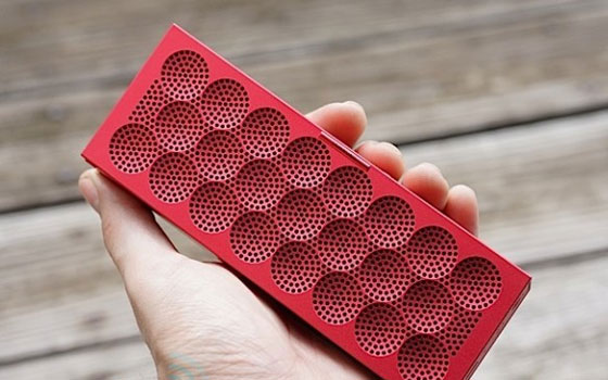   مصر اليوم - سماعة لاسلكية أصغر من الكف في السوق الإماراتية