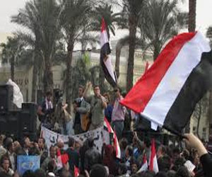   مصر اليوم - عشرات الشبان اليساريين يتظاهرون بوسط القاهرة للدعوة إلى ثورة جديدة