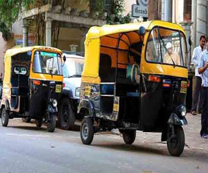   مصر اليوم - توك توك يصدم ربَّة منزل وطفلها في سوهاج ويؤدِّي إلى غرق الطفل