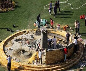 مصر اليوم - حبس المتَّهمين بتحطيم النُّصب التِّذكاري في التَّحرير عامين