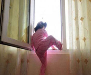 مصر اليوم - مقتّل طفلّة إثر سقوطها من سطحِ المنزل في سوهّاج