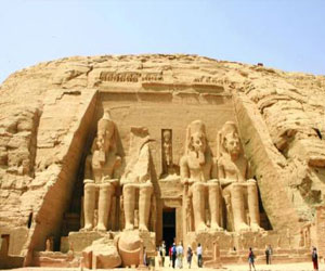   مصر اليوم - وزير الآثار يُنسّق مع الجيش للتأمين صحّيّا على العاملين