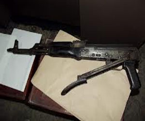 مصر اليوم - العثور على بندقية بجوار سور مزرعة في سوهاج