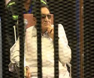   مصر اليوم - محام ٍ يتقدم بطلب لايقاف محاكمة مبارك بعد إقرار الدستور الجديد