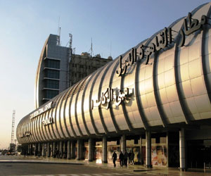   مصر اليوم - مطار القاهرة يشحن 141 كجم ذهب من منجم السكري إلى كندا