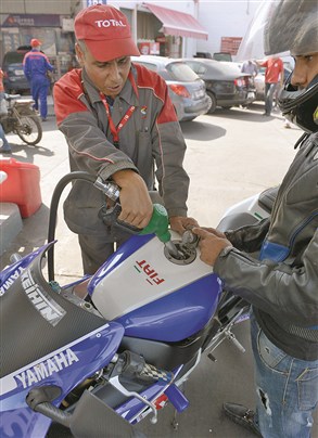   مصر اليوم - رفع الدعم عن المواد البترولية في المغرب يثير سخطاً شعبياً