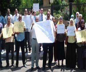 مصر اليوم - العاملون على بند صندوق الخدمة بمستشفى العريش ينظمون وقفة احتجاجية