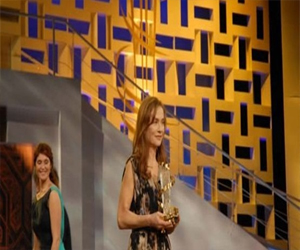   مصر اليوم - إيزابيل هوبير في أحدث أعمالها المسرحية التصريحات الكاذبة