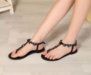   مصر اليوم - الأحذية المسطحة تخفف من آلام الظهر