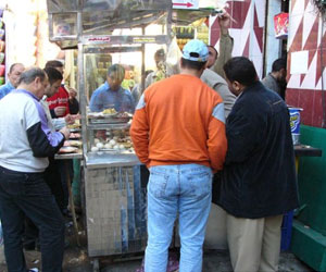 مصر اليوم - شابٌ سوهاجي يتهمُ بائع مأكولات بدسِ السُم له