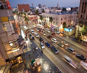   مصر اليوم - امرأة عارية تقفز من أعلى مبنى شديد الارتفاع في بيفرلي هيلز