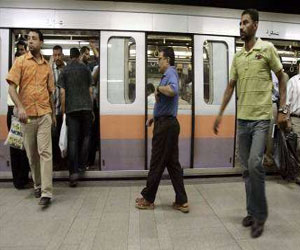   مصر اليوم - رئيس مترو الأنفاق في مصر ينفي توقف الحركة