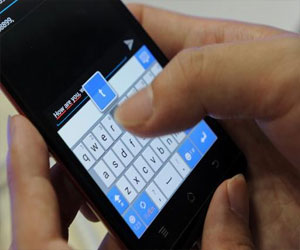   مصر اليوم - إرسال رسائل نصية على الهاتف أثناء المشي يؤدي الى إختلال توازن الجسم