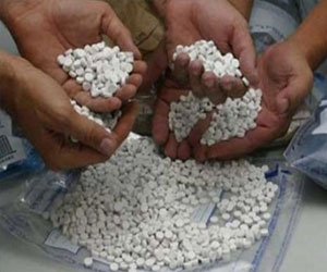 مصر اليوم - ضبط سلاح أبيض ومواد مُخدرة بحوزة عامل في سوهاج