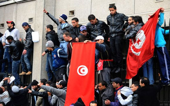   مصر اليوم - أجواء التوتر والاحتجاجات تغزو المؤسَّسات الجامعيَّة والتعليميَّة في تونس