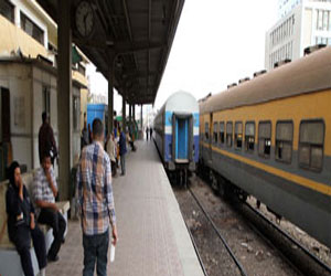   مصر اليوم - وصول قطار القناطر الخيرية إلى محطة مصر بعد تهديد ملثمين بتفجيره