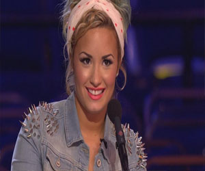   مصر اليوم - النجمة الأميركية ديمي لوفاتو تصبغ شعرها باللون الزهري