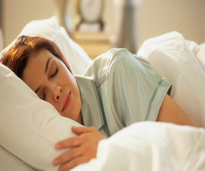   مصر اليوم - المرأه تحتاج للنوم أكثر من الرجل لتساعد المخ على إعادة شحن بطارياته