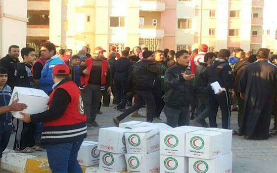   مصر اليوم - الهلال الأحمر تصف ظروف النّازحين بـالسيّئة وكردستان تستقبل الآلاف منهم