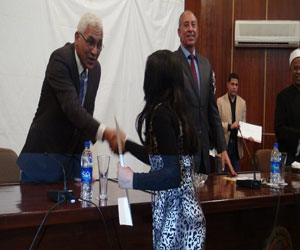   مصر اليوم - محافظ البحر الأحمر يُكرِّم الطُّلاب المتفوقين