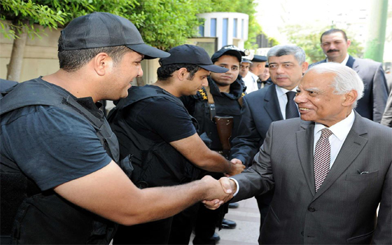   مصر اليوم - الببلاوي يتفقد ميدان التحرير والسيسي يتابع الموقف من غرفة عمليات الجيش