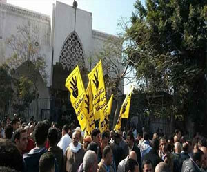 مصر اليوم - تجمع للإخوان في المطرية والجيش يسطر على إشتباكات الألف مسكن