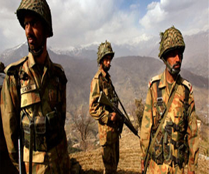   مصر اليوم - الآلاف يفرون من منطقة حدودية باكستانية بعد غارات جوية