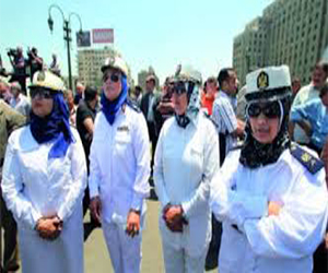   مصر اليوم - شرطة نسائية لتفتيش المصريات وتحليق مكثف للمروحيات