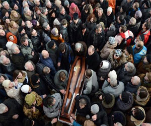   مصر اليوم - آلاف الأوكرانيين يشاركون في تشييع معارض قتل بالقرب من كييف