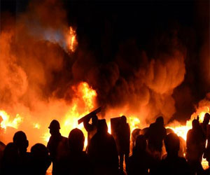   مصر اليوم - توتر بين الشرطة والمتظاهرين في كييف بعد اشتباكات متقطعة