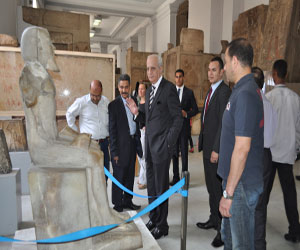   مصر اليوم - وزير الآثار يتفقَّد الحالة الأمنية للمتحف المصري