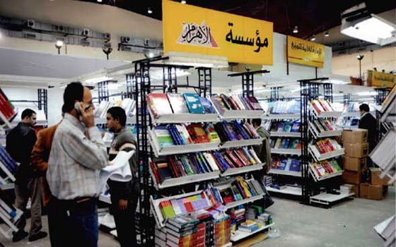   مصر اليوم - هتافات وأغانٍ وطنية في معرض الكتاب وسط غياب مسؤولى أجنحة قطر وعمان وفلسطين