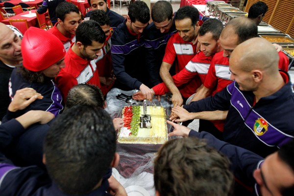   مصر اليوم - المنتخب الأردني يحتفل بشفاء والدة حسام حسن