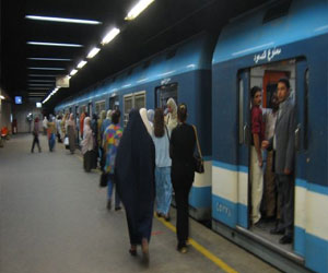   مصر اليوم - انتظام حركة مترو الأنفاق وتواجد للشرطة النسائية في المحطات