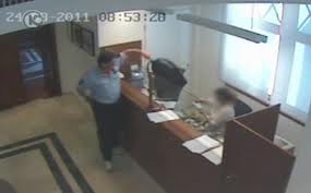   مصر اليوم - يسرق بنكًا بمسدس أطفال