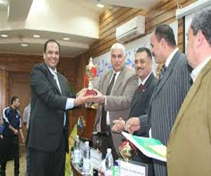   مصر اليوم - رئيس مدينة مرسى علم يُناقش مع الشَّباب فعاليات الأسبوع البيئي