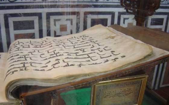   مصر اليوم - وزير الآثار ينفي تحطّم إبريق آخر أمراء بني أميّة ومُصحف عثمان