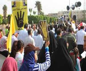 مصر اليوم - ضبط 15 زجاجة مولوتوف في تظاهرة لأنصار الإخوان في سوهاج