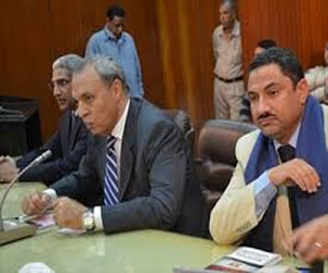 مصر اليوم - محافظ سوهاج في جنازة الشهيد يؤكدكلنا فداء للوطن وتوماس فخر لها