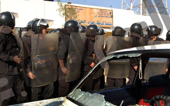   مصر اليوم - أنصار الإخوان يرشقون نقطة شرطة شرق القاهرة بزجاجات المولوتوف