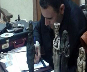   مصر اليوم - ضبط 4 تماثيل فرعونية وجعران بحوزة مواطنين بكمين حي الكوثر في سوهاج