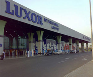   مصر اليوم - إقلاع طائرة مصر للطيران بعد إصلاح العطل الفني في مطار الأقصر