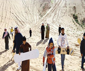 مصر اليوم - تزلج على رمال قناء في مهرجان الصحراء في حائل