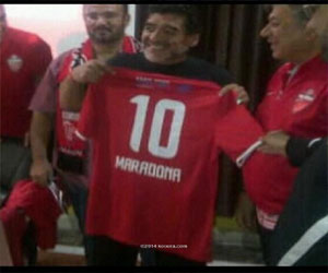   مصر اليوم - نجم الكرة الأرجنتينية السابق مارادونا يزور الأهلي الإماراتي