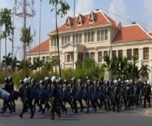 مصر اليوم - الشرطة تفرق تظاهرة بالقوة في كمبوديا