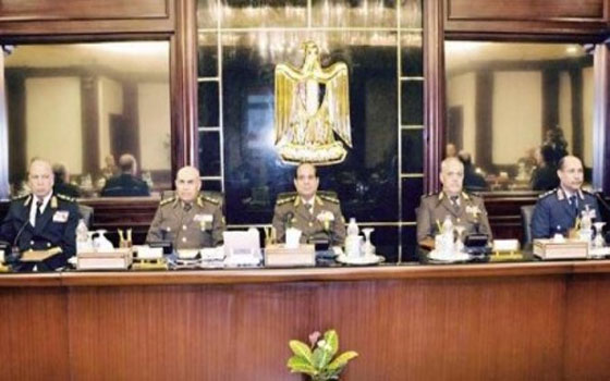   مصر اليوم - سياسيُّون يؤكِّدون أنّ تفويض الجيش للسّيسي يترك له حقّ الاختيار